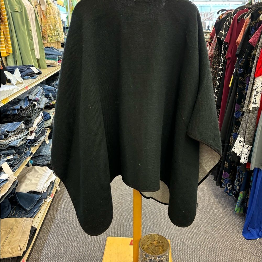 Black Cape With Toggle Closure - image 5